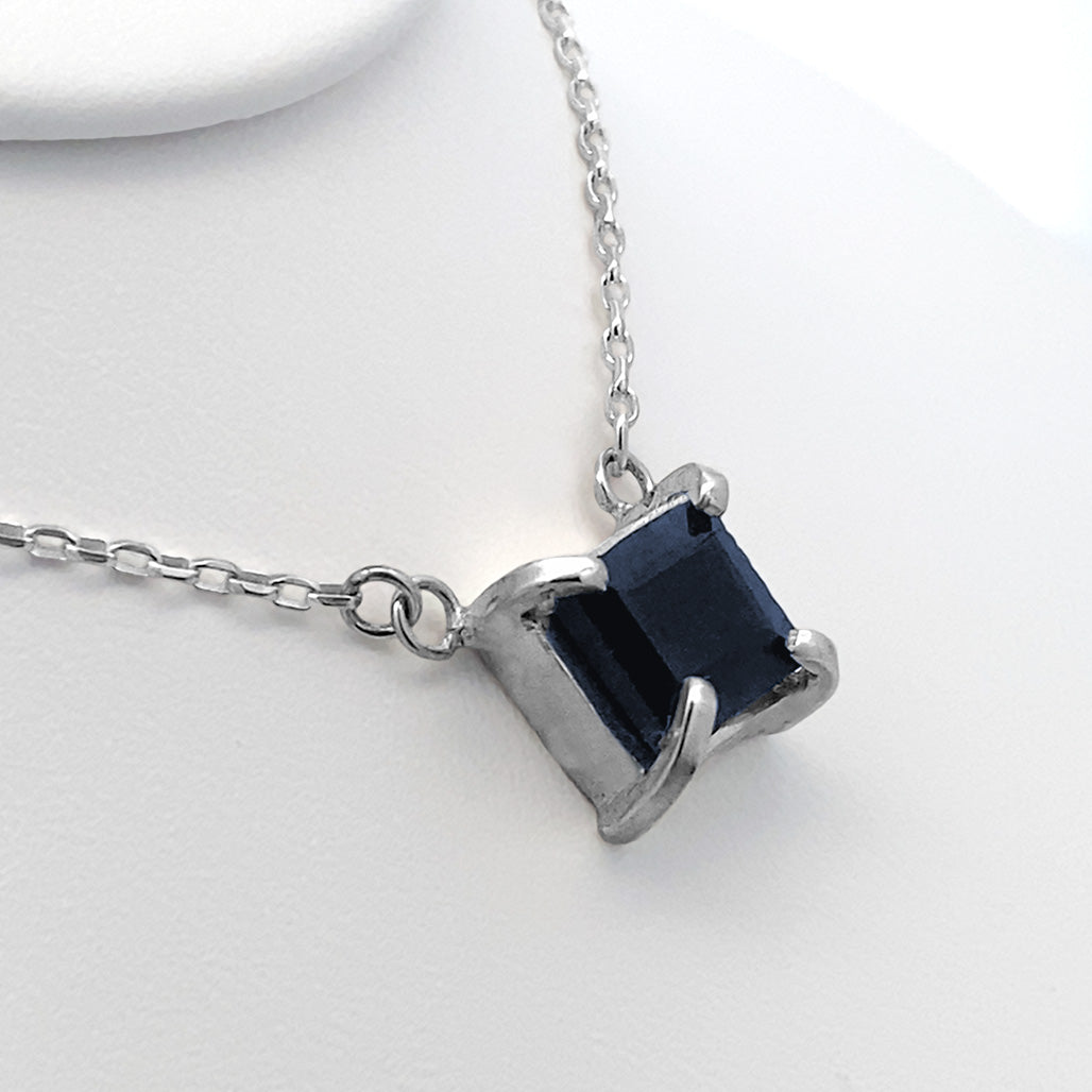Blue Sapphire Prongs Necklace