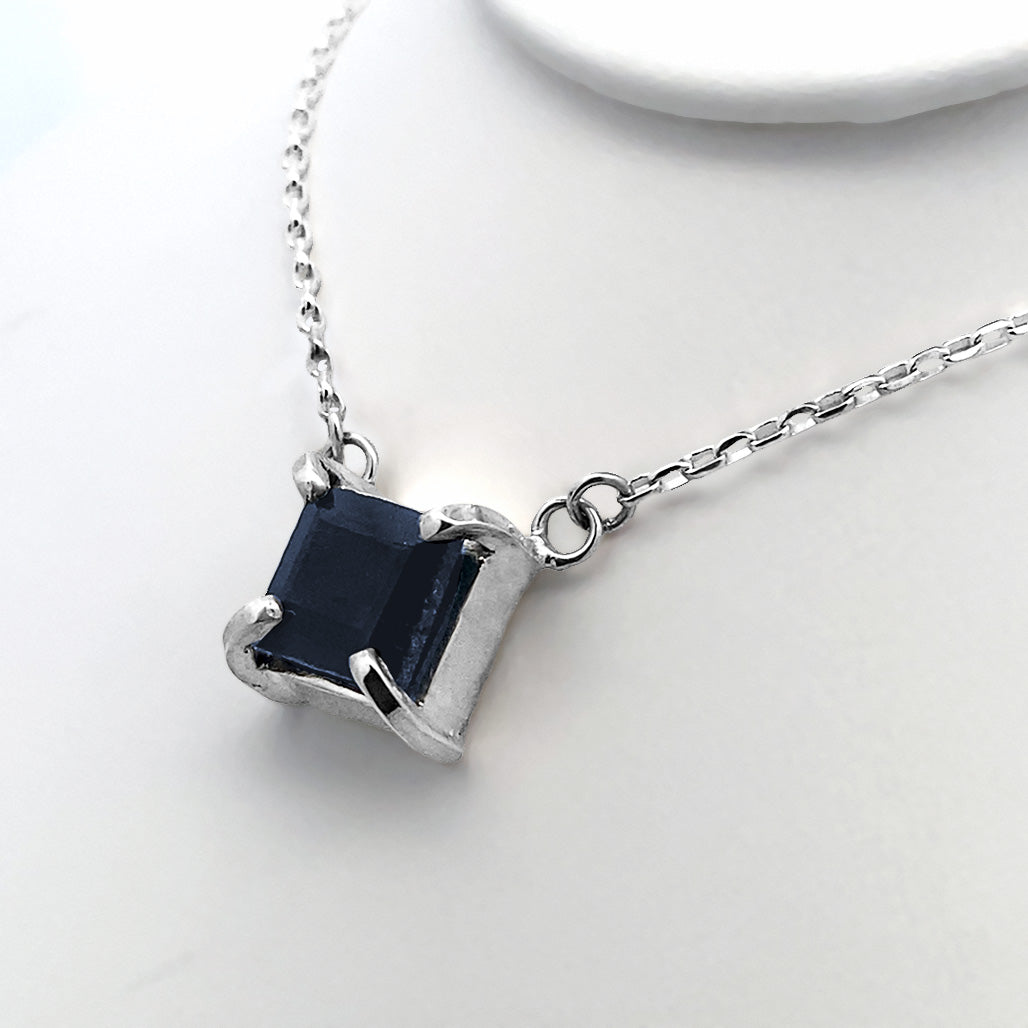 Blue Sapphire Prongs Necklace